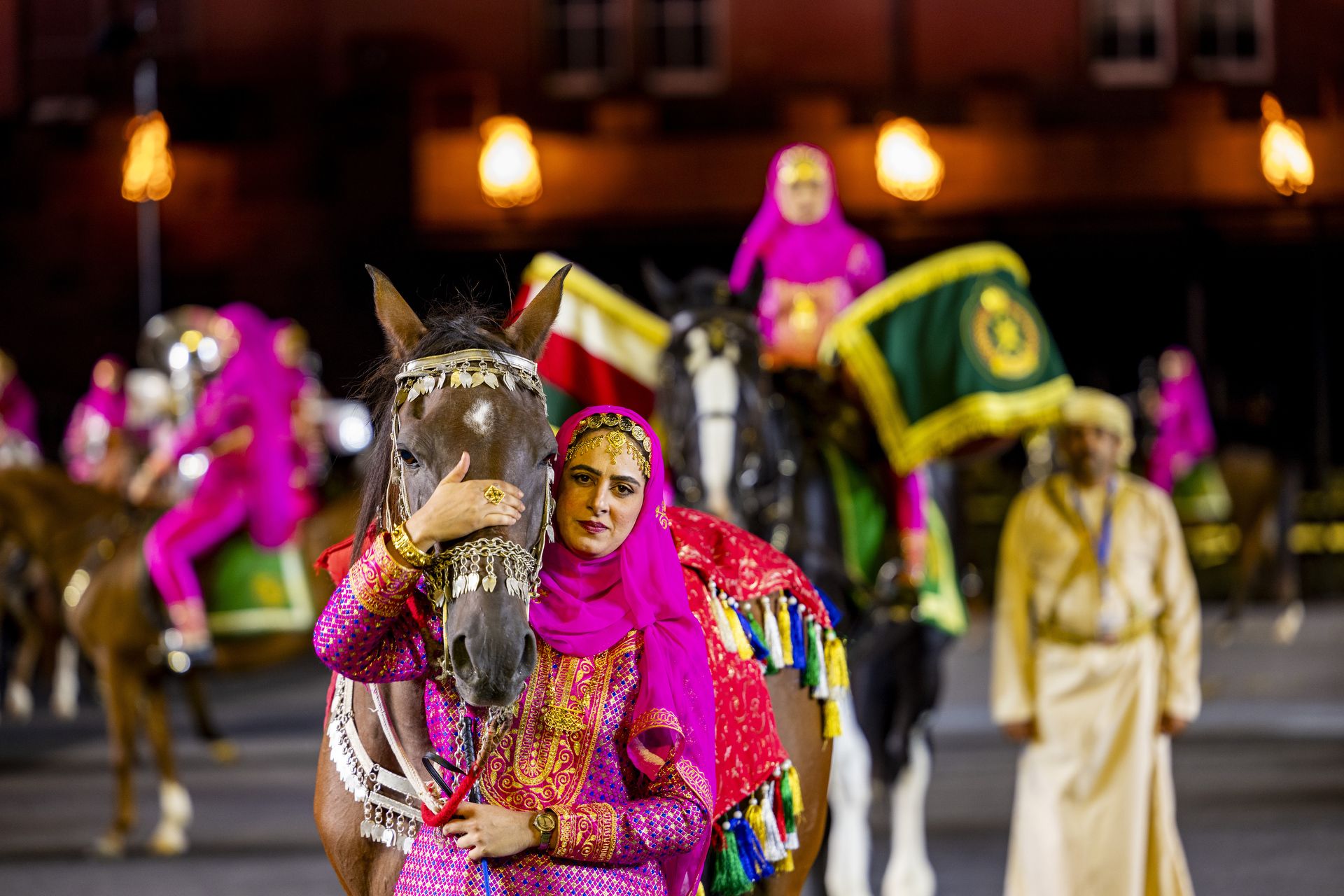 Eine Frau der "The Combined Bands of the Royal Cavalry and the Royal Guard of Oman" und ihr Pferd in der Kaserne Basel 2023