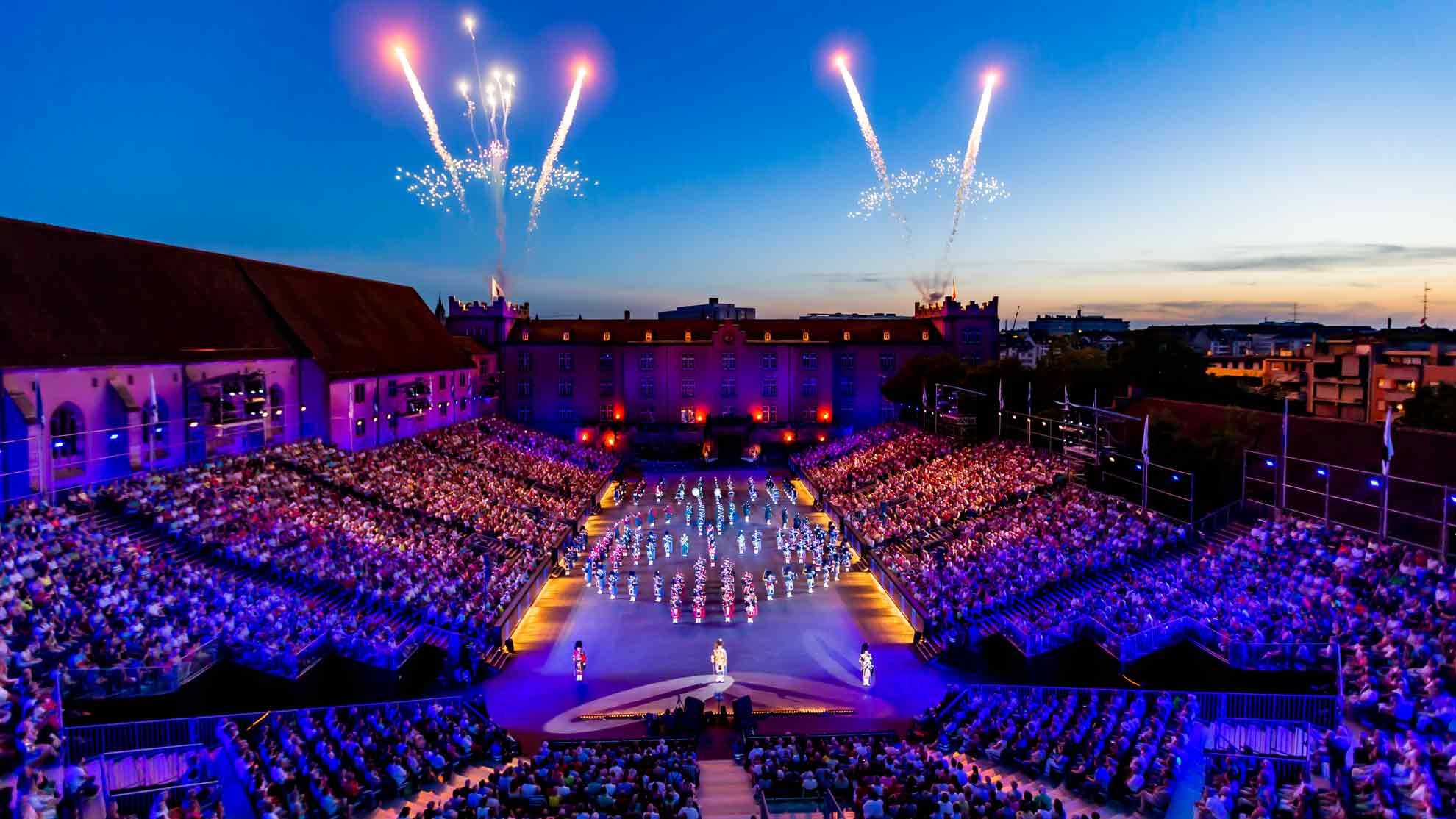 Massed Pipes and Drums in der Kaserne Basel bei Sonnenuntergang mit Feuerwerk 2023
