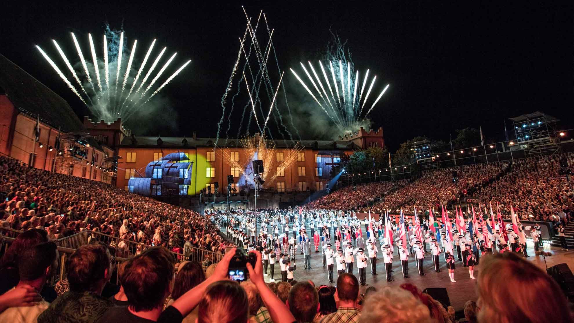 Massed Pipes and Drums in der Kaserne Basel unter dem Feuerwerk 2023